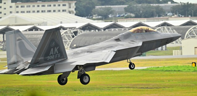オカリンさんが、嘉手納飛行場で撮影したアメリカ空軍 F-22A Raptorの航空フォト（飛行機 写真・画像）
