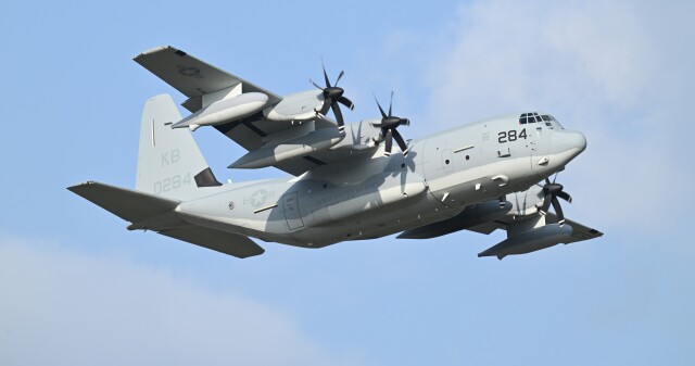 オカリンさんが、嘉手納飛行場で撮影したアメリカ海兵隊 KC-130J Herculesの航空フォト（飛行機 写真・画像）