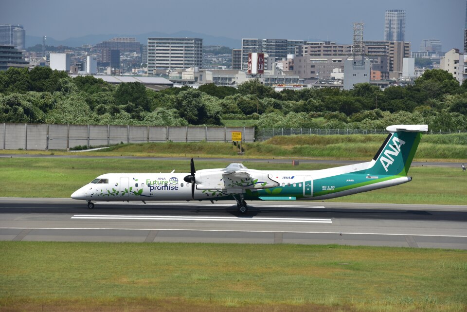 航空機・ヘリコプター 1/400 ANA DHC8-Q400 Green JA461A ANA、緑のQ400就航 ”安全のしおり”はホタテの貝殻活用