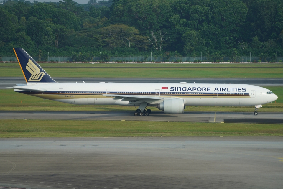 SINGAPORE AIRLINES 777-300ER シンガポール航空 ファイル:Singapore Airlines Boeing777-300 9V-SWT RJAA.JPG