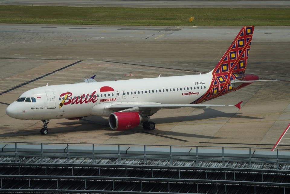【未開封】AIRBUS A320 エアーバス お取り寄せ商品】 1/400 A320-200 中国東方航空 B-8393 |