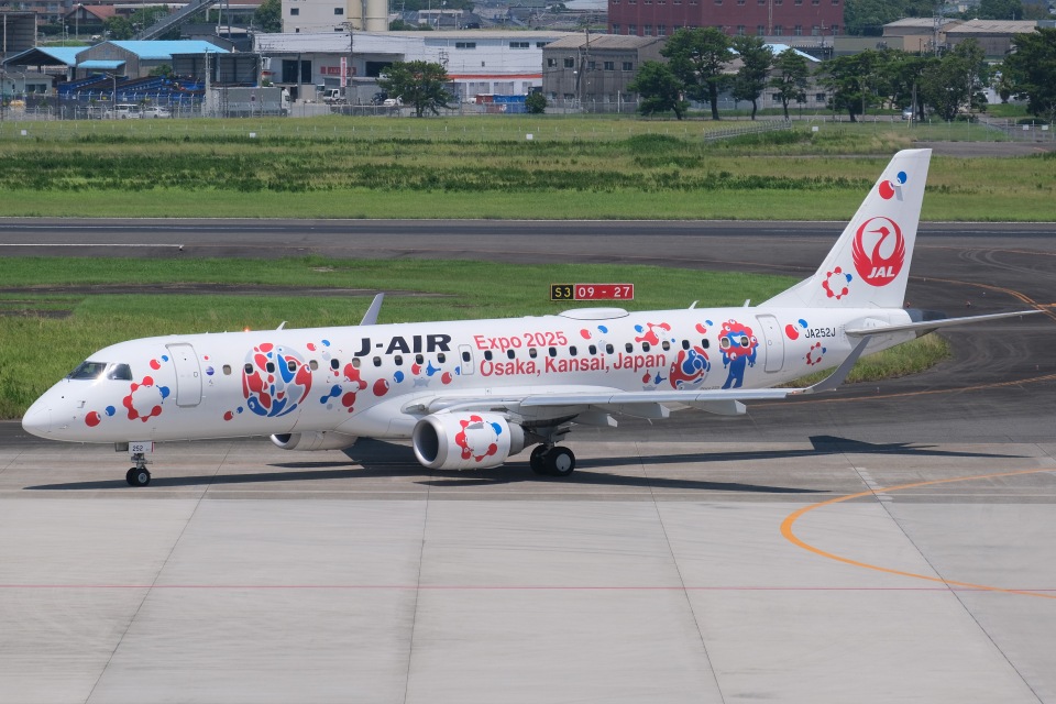 J-AIR JAL EMBRAER 190 日本航空 JA252J JC ジェイエア Embraer 190 JA252J 伊丹空港 航空フォト | by TKM17