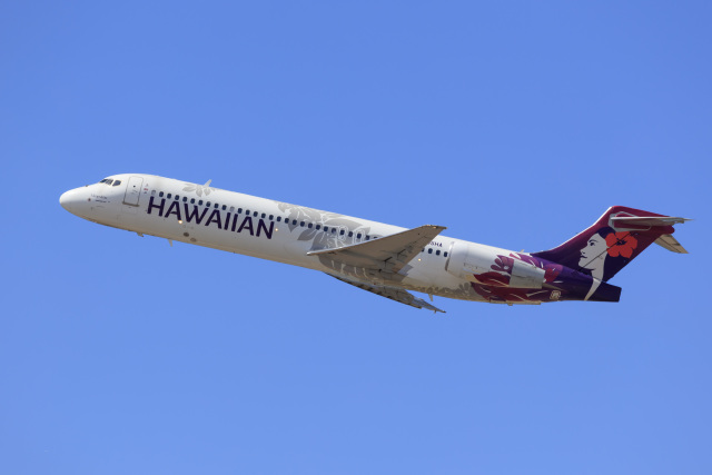 JALハッピージャーニーエクスプレス　1：130ダッフィー 画像2 / 11＞ダッフィー飛行機が大空へ！“ふわふわバス”も応援に