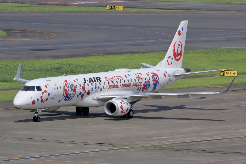 ジェイエア Embraer 190 JA252J 羽田空港 航空フォト | by