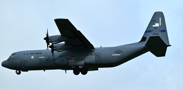 オカリンさんが、嘉手納飛行場で撮影したアメリカ空軍 C-130J Herculesの航空フォト（飛行機 写真・画像）
