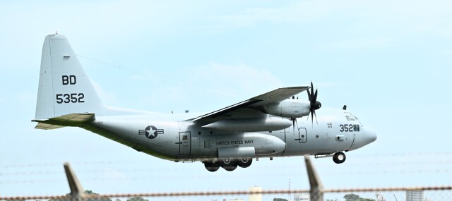 オカリンさんが、嘉手納飛行場で撮影したアメリカ海軍 C-130T Herculesの航空フォト（飛行機 写真・画像）