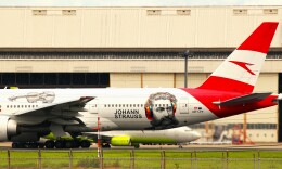 新城良彦さんが、成田国際空港で撮影したオーストリア航空 777-2Q8/ERの航空フォト（飛行機 写真・画像）