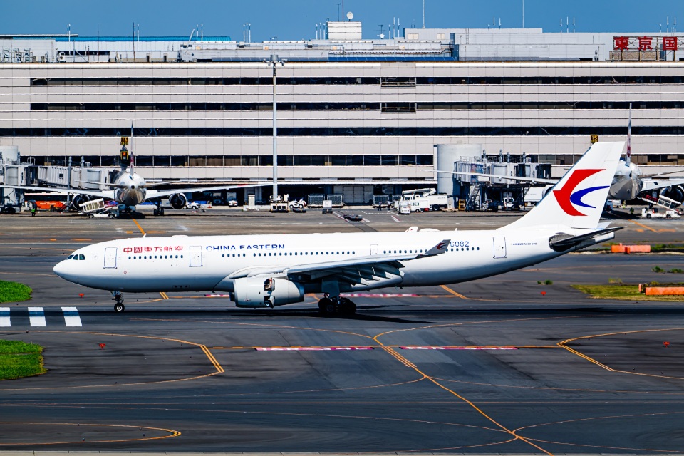 中国東方航空 Airbus A330-200 B-6082 羽田空港 航空フォト | by