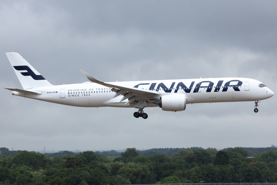 ヴァージンアトランティック A350-1000　ロンドンヒースロー空港 ヴァージン・アトランティック航空 Airbus A350-1000 G-VLUX
