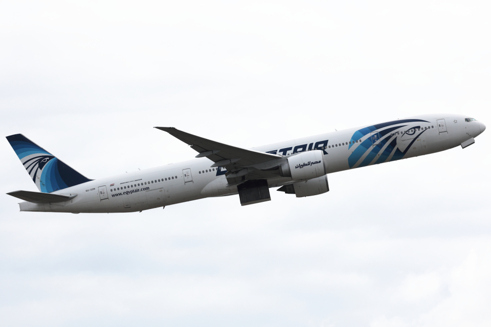 エジプト航空 Boeing 777-300 SU-GDR ロンドン・ヒースロー空港