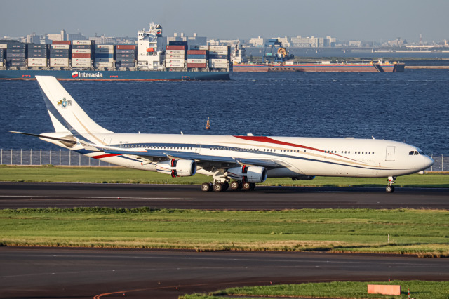 羽田空港 ボーイング377 ストラトクルーザー 航空フォト(飛行機