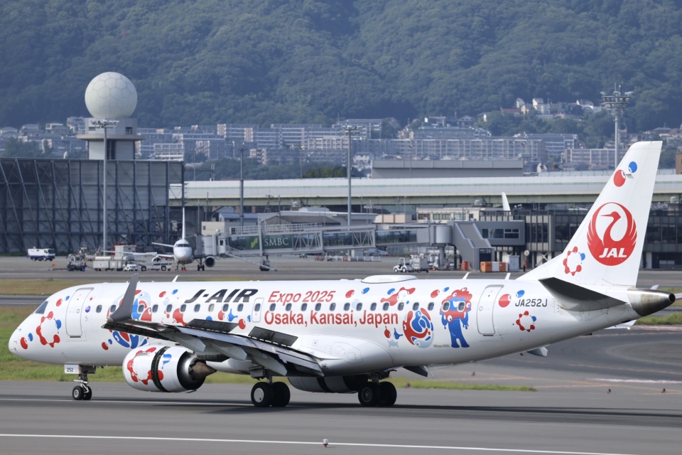 ジェイエア Embraer 190 JA252J 伊丹空港 航空フォト | by Fly