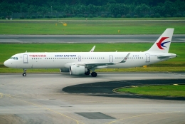 SFJ_capさんが、シンガポール・チャンギ国際空港で撮影した中国東方航空 A321-251NXの航空フォト（飛行機 写真・画像）