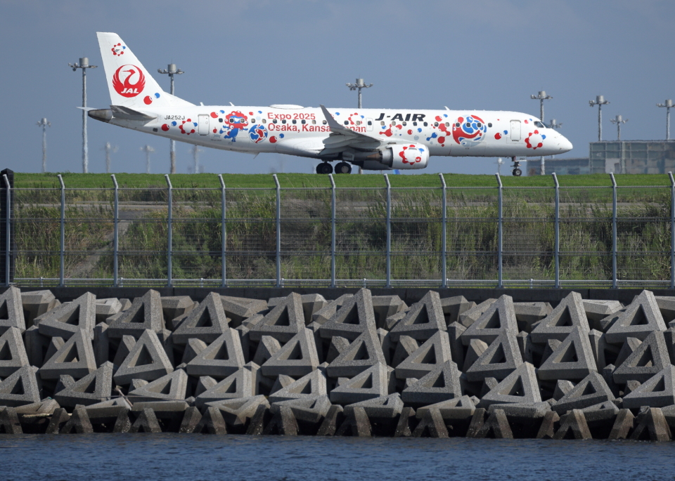 J-AIR JAL EMBRAER 190 日本航空 JA252J JC ジェイエア Embraer 190 JA252J 伊丹空港 航空フォト | by