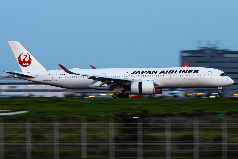 JAL A350-900 日本航空 JA16XJ av スタンド付き 日本航空 Airbus A350-900 JA16XJ 羽田空港 航空フォト | by JW
