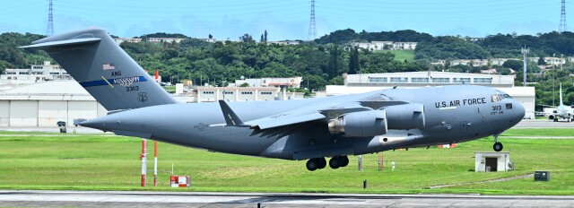 オカリンさんが、嘉手納飛行場で撮影したアメリカ空軍 C-17A Globemaster IIIの航空フォト（飛行機 写真・画像）