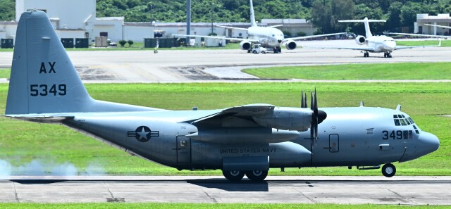オカリンさんが、嘉手納飛行場で撮影したアメリカ海軍 C-130T Herculesの航空フォト（飛行機 写真・画像）