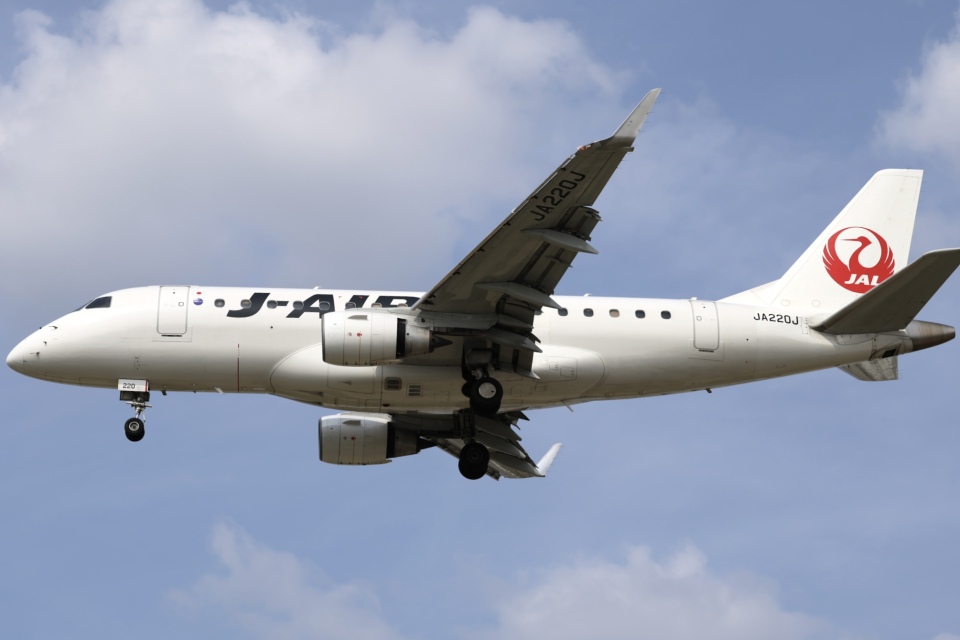 航空機・ヘリコプター JAL J-AIR EMBRAER 170 JA220J E170 ジェイエア Embraer 170 JA220J 伊丹空港 航空フォト | by Fly