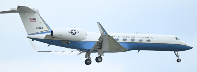 オカリンさんが、嘉手納飛行場で撮影したアメリカ空軍 C-37A Gulfstream V (G-V)の航空フォト（飛行機 写真・画像）