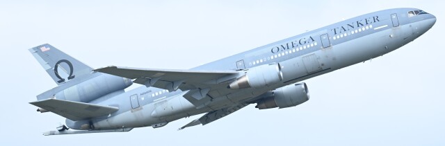 オカリンさんが、嘉手納飛行場で撮影したオメガ・エア DC-10-30CFの航空フォト（飛行機 写真・画像）