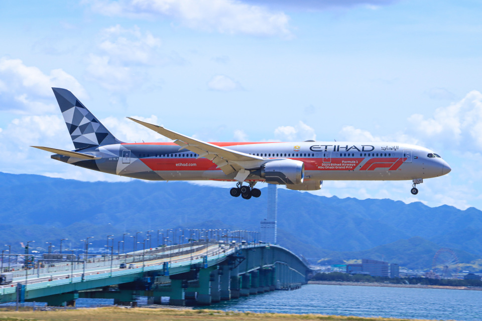 エティハド航空787-9 エティハド航空の787-9初号機、新塗装でロールアウト
