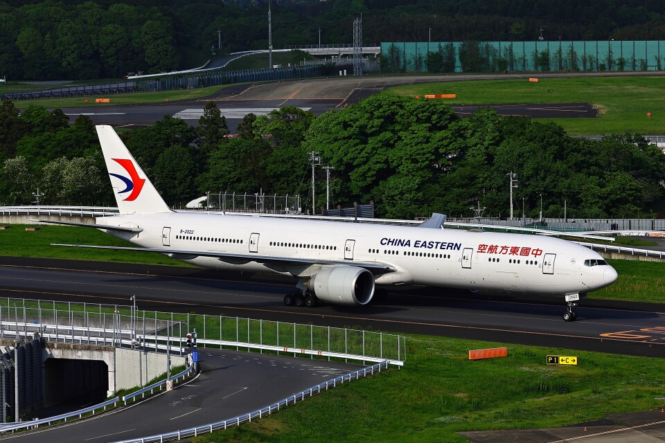 中国東方航空Boeing777-300ER 中国東方航空 Boeing 777-300 B-2022 成田国際空港 航空フォト
