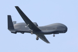 クマさんが、三沢飛行場で撮影した航空自衛隊 RQ-4B-30 Global Hawkの航空フォト（飛行機 写真・画像）