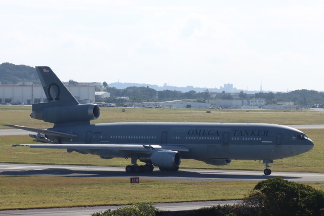 Mr.boneさんが、嘉手納飛行場で撮影したオメガ・エア DC-10-30CFの航空フォト（飛行機 写真・画像）