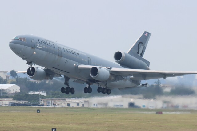 Mr.boneさんが、嘉手納飛行場で撮影したオメガ・エア DC-10-30CFの航空フォト（飛行機 写真・画像）