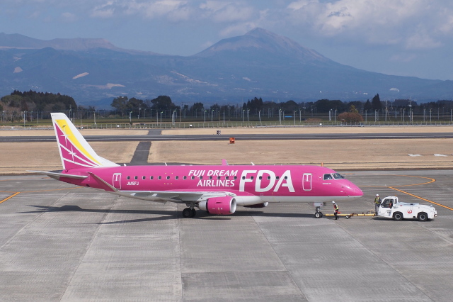 ワイエスさんが、鹿児島空港で撮影したフジドリームエアラインズ ERJ-170-200 (ERJ-175STD)の航空フォト（飛行機 写真・画像）