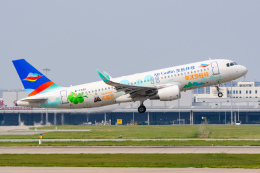 ぼんやりしまちゃんさんが、鄭州新鄭国際空港で撮影した桂林航空 A320-214の航空フォト（飛行機 写真・画像）