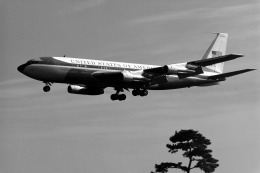 小金井原住民さんが、厚木飛行場で撮影したアメリカ空軍 VC-137B (707-153B)の航空フォト（飛行機 写真・画像）