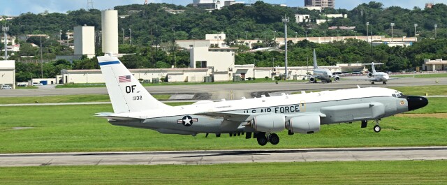 オカリンさんが、嘉手納飛行場で撮影したアメリカ空軍 RC-135W Rivet Joint (717-158)の航空フォト（飛行機 写真・画像）