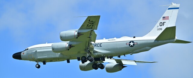 オカリンさんが、嘉手納飛行場で撮影したアメリカ空軍 RC-135W Rivet Joint (717-158)の航空フォト（飛行機 写真・画像）