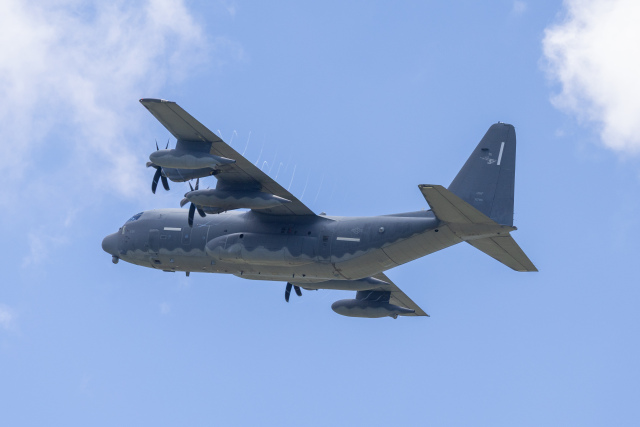 チャッピー・シミズさんが、嘉手納飛行場で撮影したアメリカ空軍 MC-130J Herculesの航空フォト（飛行機 写真・画像）