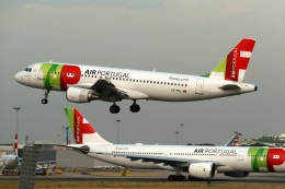 採れたてほしいもさんが、リスボン・ウンベルト・デルガード空港で撮影したTAPポルトガル航空 A320-214の航空フォト（飛行機 写真・画像）
