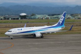 SIさんが、小松空港で撮影した全日空 737-881の航空フォト（飛行機 写真・画像）