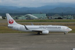SIさんが、小松空港で撮影した日本トランスオーシャン航空 737-846の航空フォト（飛行機 写真・画像）
