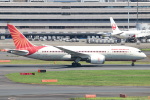 羽田空港の撮影スポット「羽田イノベーションシティ」で撮影された飛行機の写真です。