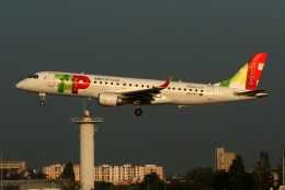 採れたてほしいもさんが、リスボン・ウンベルト・デルガード空港で撮影したポルトガリア航空 ERJ-190-100 LR (ERJ-190LR)の航空フォト（飛行機 写真・画像）
