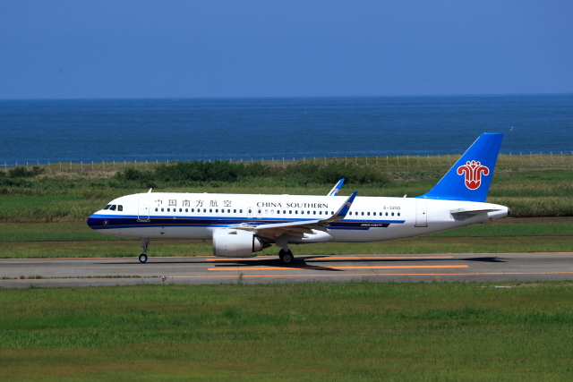 TAKAHIDEさんが、新潟空港で撮影した中国南方航空 A320-251Nの航空フォト（飛行機 写真・画像）