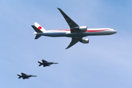 hidetsuguさんが、千歳基地で撮影した航空自衛隊 777-3SB/ERの航空フォト（飛行機 写真・画像）