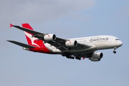 フッ軽の極美さんが、シンガポール・チャンギ国際空港で撮影したカンタス航空 A380-842の航空フォト（飛行機 写真・画像）