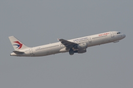 よっしぃさんが、香港国際空港で撮影した中国東方航空 A321-211の航空フォト（飛行機 写真・画像）