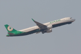 よっしぃさんが、香港国際空港で撮影したエバー航空 A321-211の航空フォト（飛行機 写真・画像）
