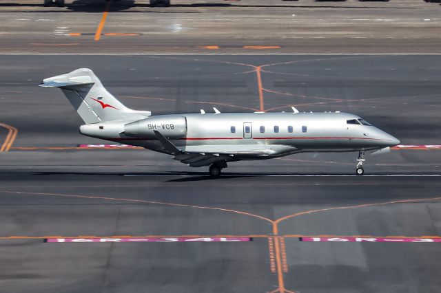 Y.Dさんが、羽田空港で撮影したビスタジェット BD-100-1A10 Challenger 350の航空フォト（飛行機 写真・画像）