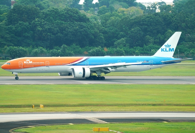 SFJ_capさんが、シンガポール・チャンギ国際空港で撮影したKLMオランダ航空 777-306/ERの航空フォト（飛行機 写真・画像）