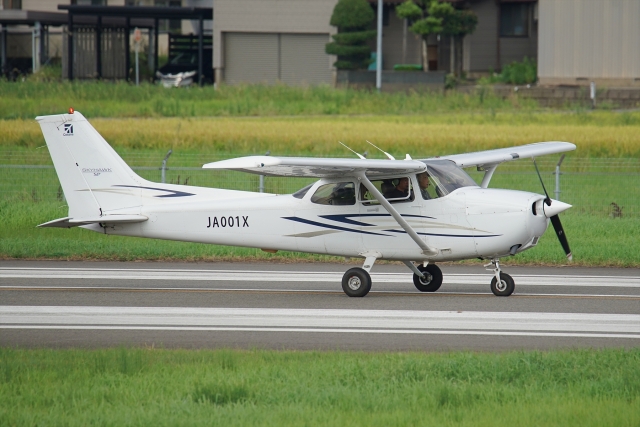 HEATHROWさんが、福井空港で撮影した日本個人所有 172S Skyhawk SPの航空フォト（飛行機 写真・画像）