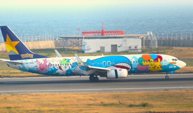 新城良彦さんが、神戸空港で撮影したスカイマーク 737-86Nの航空フォト（飛行機 写真・画像）