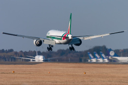 senyoさんが、成田国際空港で撮影したアリタリア航空 777-243/ERの航空フォト（飛行機 写真・画像）